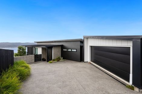 Photo of property in 7 Promontory Crescent, Newlands, Wellington, 6037