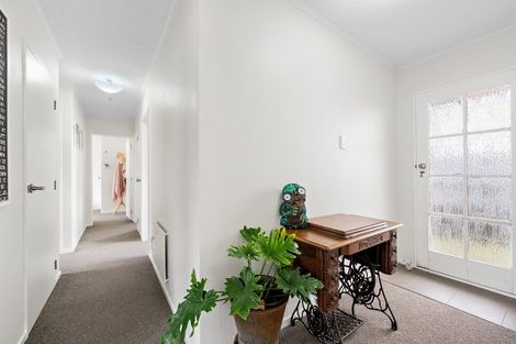 Photo of property in 10 Pimlico Place, Newlands, Wellington, 6037