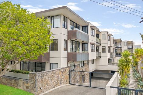 Photo of property in 2a/2 Frieston Road, Milford, Auckland, 0620