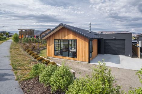 Photo of property in 51 Kirimoko Crescent, Wanaka, 9305