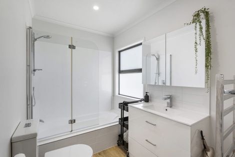 Photo of property in 17 Karauria Lane, Orewa, 0931