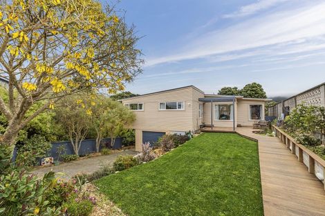 Photo of property in 22 Kingston Heights Road, Kingston, Wellington, 6021