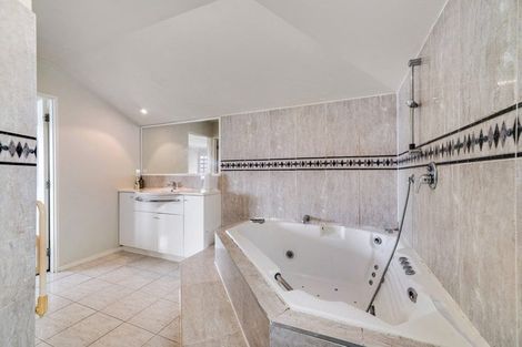 Photo of property in 13 San Martin Place, Goodwood Heights, Auckland, 2105