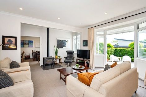 Photo of property in 2 Busby Hill, Havelock North, 4130