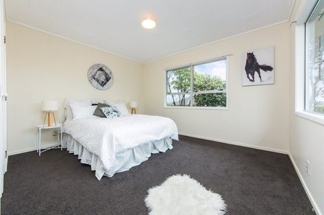 Photo of property in 28 Meadowood Drive, Unsworth Heights, Auckland, 0632