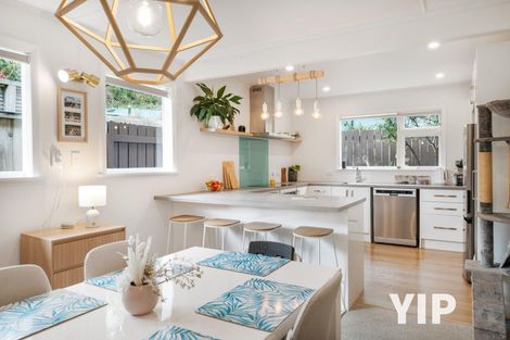 Photo of property in 6 Royston Way, Newlands, Wellington, 6037