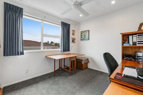 Photo of property in 1/302 Sunset Road, Windsor Park, Auckland, 0632