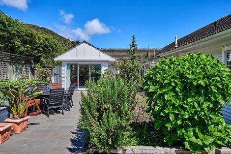 Photo of property in 100 Cheviot Road, Lowry Bay, Lower Hutt, 5013