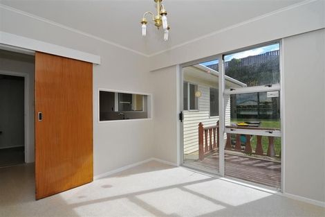 Photo of property in 25 Somes Crescent, Newlands, Wellington, 6037