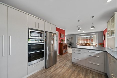 Photo of property in 33 Heta Road, Highlands Park, New Plymouth, 4312