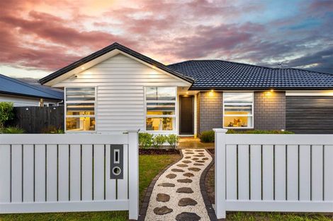Photo of property in 5 Aporo Drive, Kumeu, 0810