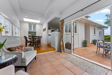 Photo of property in 15 Seaview Road, Castor Bay, Auckland, 0620
