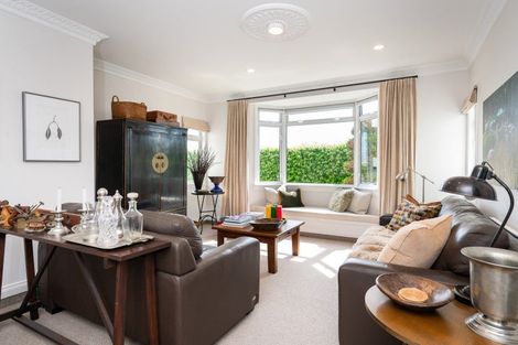 Photo of property in 2 Busby Hill, Havelock North, 4130