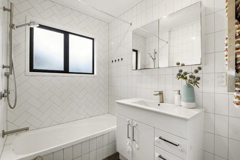 Photo of property in 2/21 Tahu Crescent, Sunnynook, Auckland, 0620