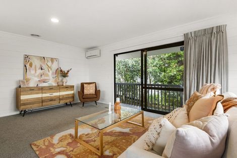 Photo of property in 2/21 Tahu Crescent, Sunnynook, Auckland, 0620