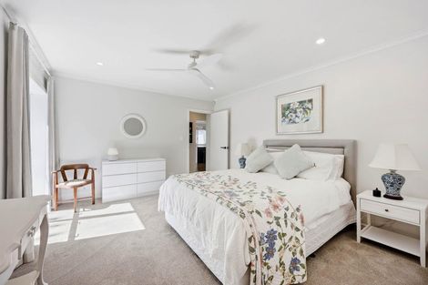 Photo of property in 2 Callender Place, Shelly Park, Auckland, 2014