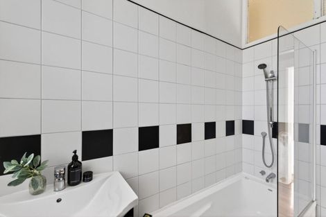 Photo of property in 60 Milton Road, Bluff Hill, Napier, 4110