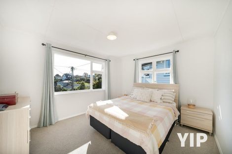 Photo of property in 6 Royston Way, Newlands, Wellington, 6037