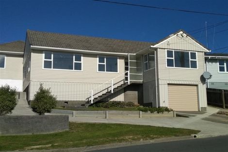 Photo of property in 32 Kenmore Street, Newlands, Wellington, 6037