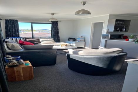 Photo of property in 16a Woodall Place, Totara Vale, Auckland, 0627