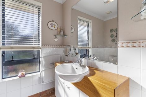 Photo of property in 14 Lansell Drive, East Tamaki Heights, Auckland, 2016