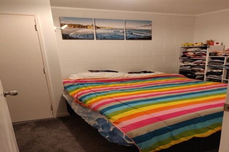 Photo of property in 17a Kingsbridge Place, Newlands, Wellington, 6037