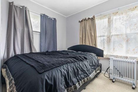 Photo of property in 10 Bishop Street, Green Bay, Auckland, 0604