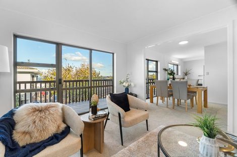 Photo of property in 1/965 Beach Road, Torbay, Auckland, 0630