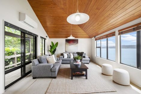 Photo of property in 38 Napier Street, Karaka Bays, Wellington, 6022