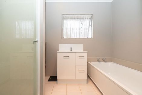 Photo of property in 17 Kentucky Crescent, Nawton, Hamilton, 3200