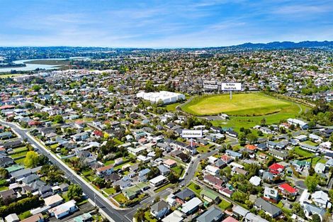 Photo of property in 14c Kirrie Avenue, Te Atatu South, Auckland, 0610