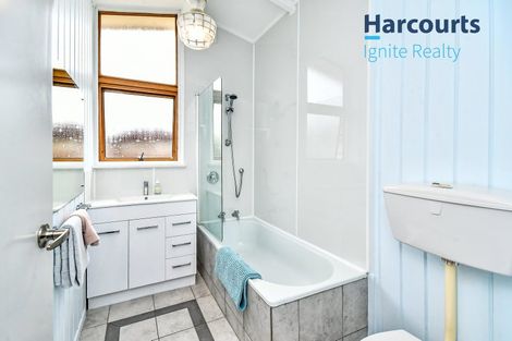 Photo of property in 8 Booker Place, Weymouth, Auckland, 2103