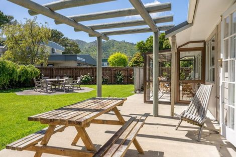 Photo of property in 16 Iti Grove, Waikanae, 5036