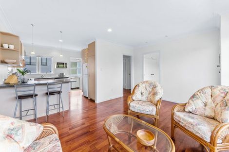 Photo of property in 2/174 East Coast Road, Forrest Hill, Auckland, 0620
