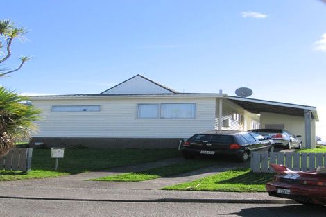 Photo of property in 2 Kingsbridge Place, Newlands, Wellington, 6037