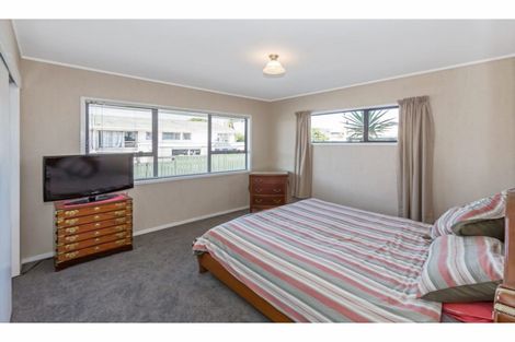 Photo of property in 1/82a Pupuke Road, Hillcrest, Auckland, 0627