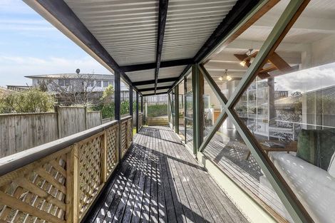 Photo of property in 117 Gloaming Hill, Titahi Bay, Porirua, 5022