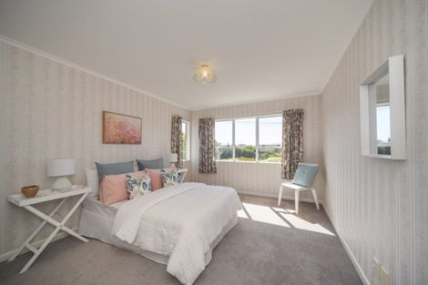 Photo of property in 15 Rosebank Avenue, Kelvin Grove, Palmerston North, 4414