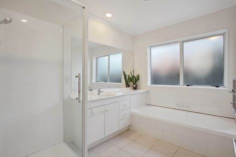 Photo of property in 8 Yarlside Place, Northpark, Auckland, 2013
