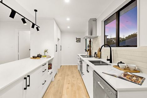 Photo of property in 11 Halloran Place, Massey, Auckland, 0614