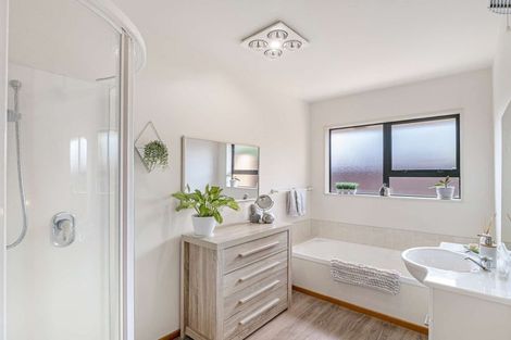 Photo of property in 4 Chesterfield Mews, Russley, Christchurch, 8042