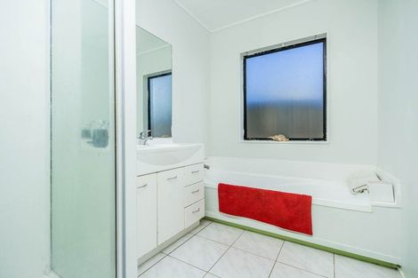 Photo of property in 2/238 Sunset Road, Windsor Park, Auckland, 0632
