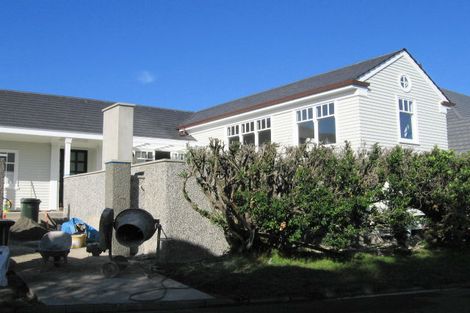 Photo of property in 16 Nevay Road, Karaka Bays, Wellington, 6022