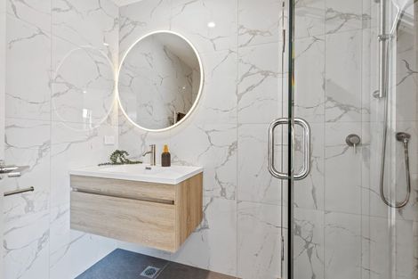 Photo of property in 21 Divich Avenue, Te Atatu South, Auckland, 0610