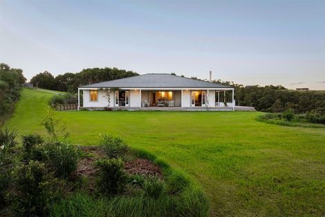 Photo of property in 203 Cape Rodney Road, Leigh, 0985