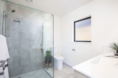 Photo of property in 8 Oakmont Crescent, Waiwhakaiho, New Plymouth, 4312