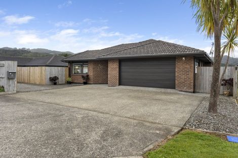 Photo of property in 15 Percy Kinsman Crescent, Riverstone Terraces, Upper Hutt, 5018