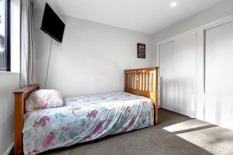 Photo of property in 27 Tokai Place, Glen Eden, 0602