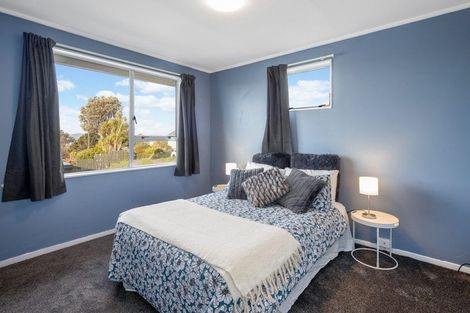 Photo of property in 63 Ruskin Road, Newlands, Wellington, 6037