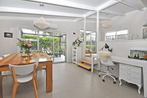 Photo of property in 21 Borrowdace Avenue, Botany Downs, Auckland, 2010